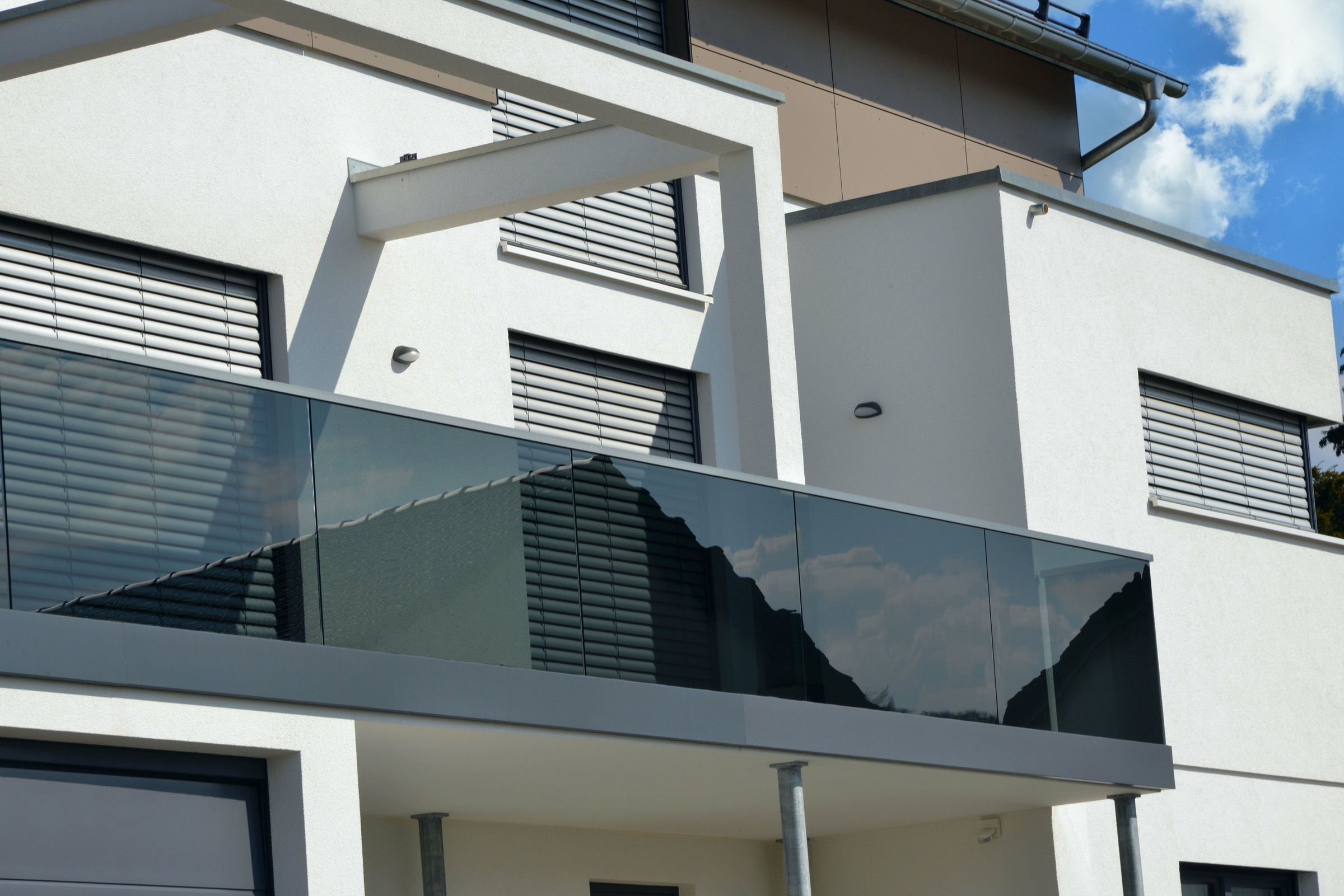 Balkongeländer mit abgedunkeltem Glas